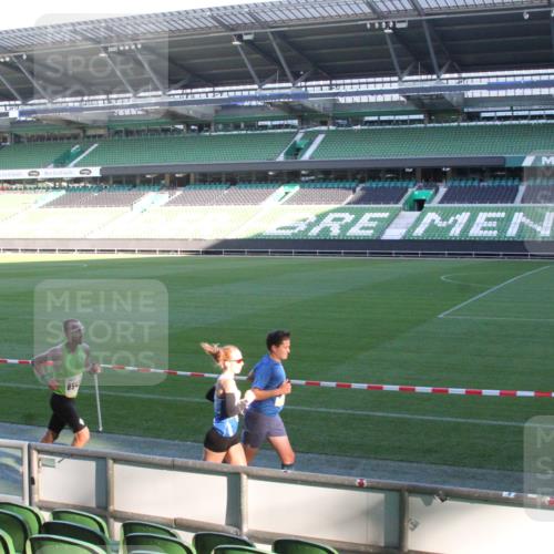06.10.2024 - 19. swb-Marathon Bremen Yannick Fuchs http://msf.ph/oto/7348927 06.10.2024 10:19:06 Laufen im Stadion 7190, 7247, 7838, 8300, 8543, 8647, 8664, 8735, 8750, 8753, 8780 meine-sportfotos.de