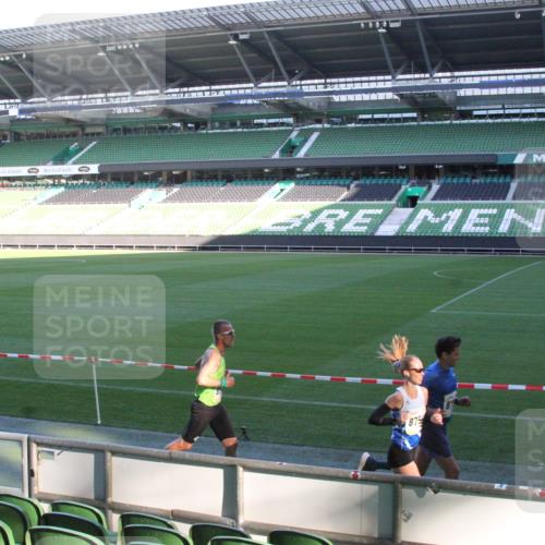 06.10.2024 - 19. swb-Marathon Bremen Yannick Fuchs http://msf.ph/oto/7348932 06.10.2024 10:19:06 Laufen im Stadion 7190, 7247, 7838, 8300, 8543, 8647, 8664, 8735, 8750, 8753, 8780 meine-sportfotos.de