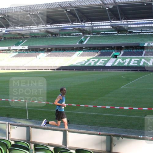 06.10.2024 - 19. swb-Marathon Bremen Yannick Fuchs http://msf.ph/oto/7348937 06.10.2024 10:19:13 Laufen im Stadion 7190, 7247, 7838, 8300, 8543, 8647, 8664, 8735, 8750 meine-sportfotos.de