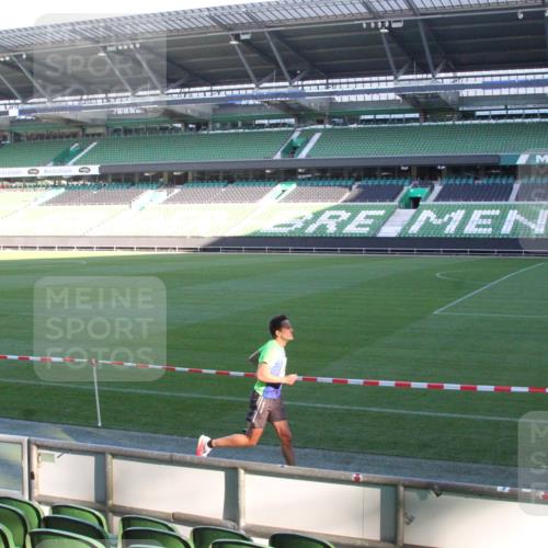 06.10.2024 - 19. swb-Marathon Bremen Yannick Fuchs http://msf.ph/oto/7348940 06.10.2024 10:19:25 Laufen im Stadion 7190, 7247, 7838, 8139, 8543, 8664, 8735, 8750 meine-sportfotos.de