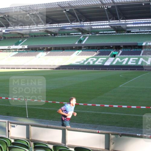 06.10.2024 - 19. swb-Marathon Bremen Yannick Fuchs http://msf.ph/oto/7348944 06.10.2024 10:19:39 Laufen im Stadion 7190, 7838, 8139, 8423, 8543, 8655, 8664, 8735, 8750, 8788, 8938 meine-sportfotos.de