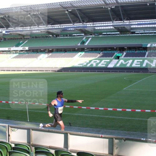 06.10.2024 - 19. swb-Marathon Bremen Yannick Fuchs http://msf.ph/oto/7348947 06.10.2024 10:19:40 Laufen im Stadion 7190, 7838, 8139, 8423, 8531, 8543, 8655, 8664, 8735, 8750, 8788, 8938 meine-sportfotos.de