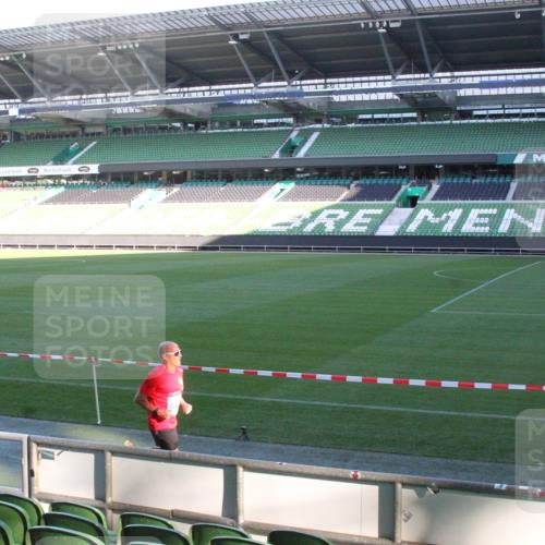 06.10.2024 - 19. swb-Marathon Bremen Yannick Fuchs http://msf.ph/oto/7348961 06.10.2024 10:19:51 Laufen im Stadion 7098, 7190, 8139, 8423, 8442, 8531, 8543, 8577, 8655, 8735, 8750, 8788, 8791, 8938, 8983 meine-sportfotos.de