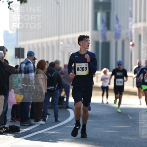 06.10.2024 - 19. swb-Marathon Bremen Michael Strokosch http://msf.ph/oto/7348975 06.10.2024 10:38:20 Laufen 8060, 8794, 8517 meine-sportfotos.de