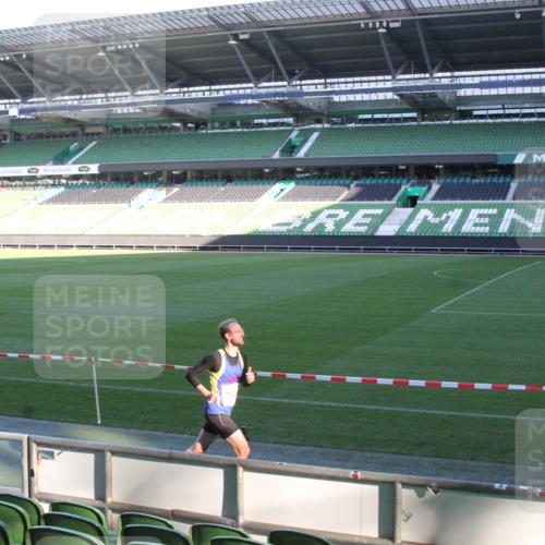 06.10.2024 - 19. swb-Marathon Bremen Yannick Fuchs http://msf.ph/oto/7348976 06.10.2024 10:19:58 Laufen im Stadion 7098, 7190, 8139, 8423, 8442, 8531, 8577, 8655, 8788, 8791, 8938, 8983 meine-sportfotos.de