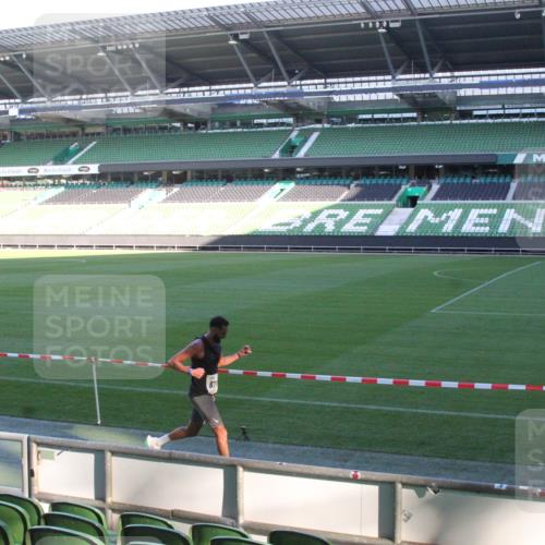 06.10.2024 - 19. swb-Marathon Bremen Yannick Fuchs http://msf.ph/oto/7348979 06.10.2024 10:19:59 Laufen im Stadion 7098, 7190, 8139, 8423, 8442, 8531, 8577, 8655, 8681, 8788, 8791, 8938, 8983 meine-sportfotos.de