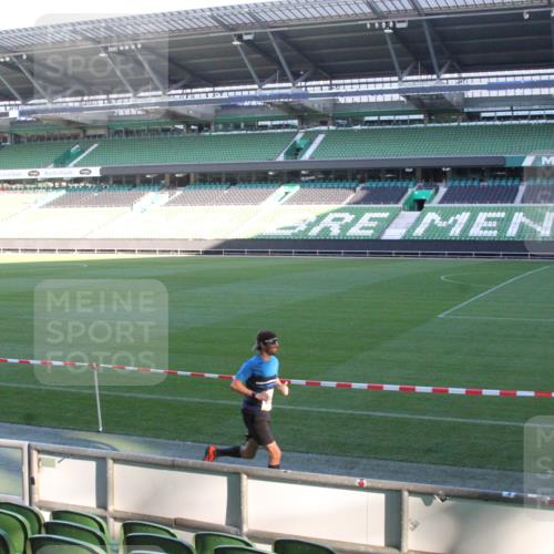 06.10.2024 - 19. swb-Marathon Bremen Yannick Fuchs http://msf.ph/oto/7348984 06.10.2024 10:20:07 Laufen im Stadion 7098, 8139, 8423, 8442, 8531, 8577, 8655, 8681, 8788, 8791, 8938, 8983 meine-sportfotos.de