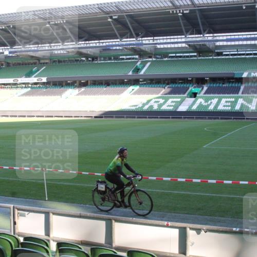 06.10.2024 - 19. swb-Marathon Bremen Yannick Fuchs http://msf.ph/oto/7348995 06.10.2024 10:20:50 Laufen im Stadion 7719, 8657, 8681, 8825, 8955, 9105 meine-sportfotos.de