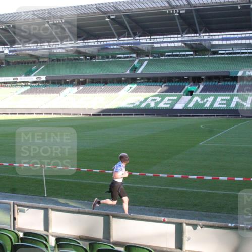 06.10.2024 - 19. swb-Marathon Bremen Yannick Fuchs http://msf.ph/oto/7349001 06.10.2024 10:20:55 Laufen im Stadion 7719, 8397, 8657, 8681, 8825, 8948, 8955, 9105 meine-sportfotos.de