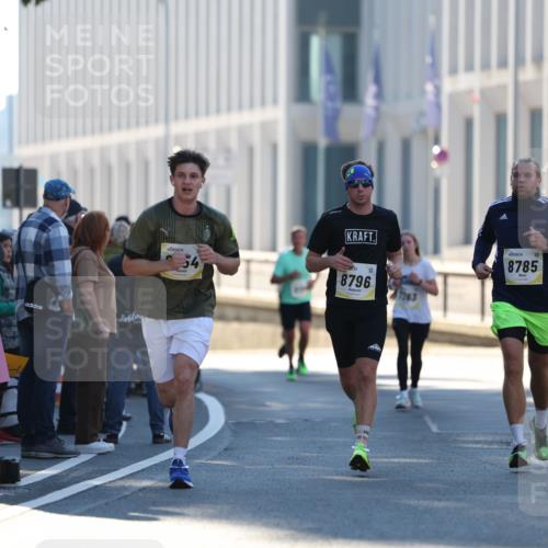 06.10.2024 - 19. swb-Marathon Bremen Michael Strokosch http://msf.ph/oto/7349009 06.10.2024 10:38:23 Laufen 8796, 7263, 8785, 8226 meine-sportfotos.de