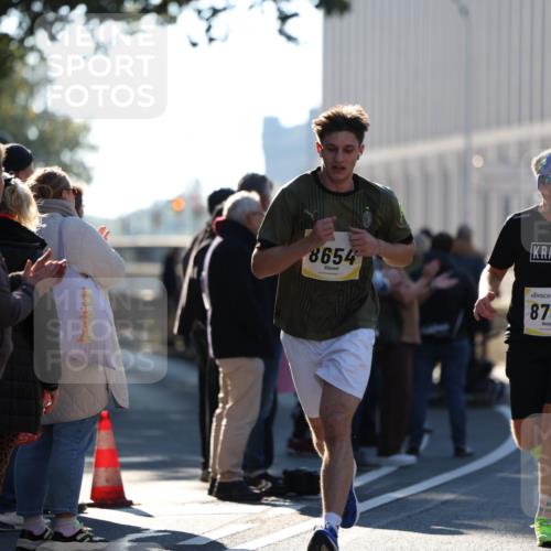 06.10.2024 - 19. swb-Marathon Bremen Michael Strokosch http://msf.ph/oto/7349025 06.10.2024 10:38:25 Laufen 8654, 8796 meine-sportfotos.de