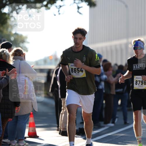 06.10.2024 - 19. swb-Marathon Bremen Michael Strokosch http://msf.ph/oto/7349030 06.10.2024 10:38:25 Laufen 8654, 8796 meine-sportfotos.de