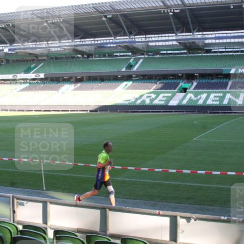 06.10.2024 - 19. swb-Marathon Bremen Yannick Fuchs http://msf.ph/oto/7349034 06.10.2024 10:21:09 Laufen im Stadion 7230, 7719, 8093, 8397, 8657, 8825, 8937, 8948, 8955, 9105 meine-sportfotos.de