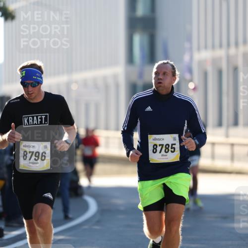 06.10.2024 - 19. swb-Marathon Bremen Michael Strokosch http://msf.ph/oto/7349037 06.10.2024 10:38:26 Laufen 8796, 8785, 8226 meine-sportfotos.de