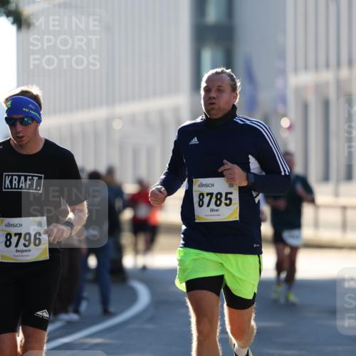 06.10.2024 - 19. swb-Marathon Bremen Michael Strokosch http://msf.ph/oto/7349040 06.10.2024 10:38:26 Laufen 8785, 8796, 877 meine-sportfotos.de