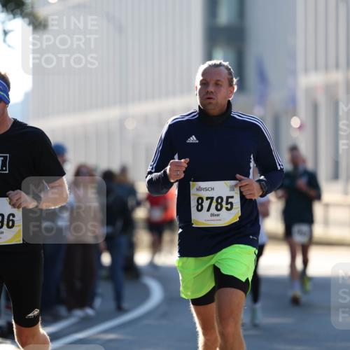 06.10.2024 - 19. swb-Marathon Bremen Michael Strokosch http://msf.ph/oto/7349043 06.10.2024 10:38:26 Laufen 8796, 8785 meine-sportfotos.de