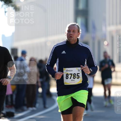 06.10.2024 - 19. swb-Marathon Bremen Michael Strokosch http://msf.ph/oto/7349046 06.10.2024 10:38:27 Laufen 8796, 8785 meine-sportfotos.de