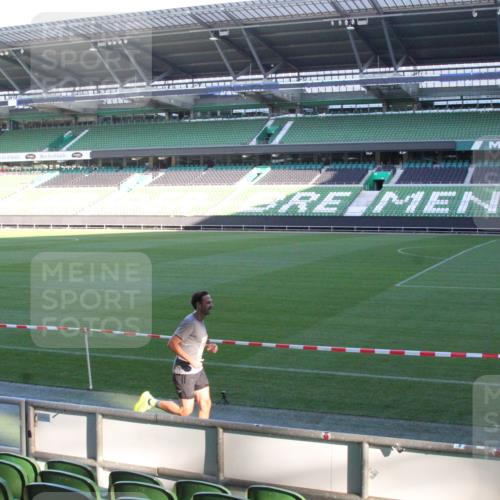 06.10.2024 - 19. swb-Marathon Bremen Yannick Fuchs http://msf.ph/oto/7349047 06.10.2024 10:21:30 Laufen im Stadion 7019, 7230, 7719, 7839, 8093, 8397, 8602, 8631, 8657, 8792, 8797, 8825, 8937, 8948, 8955, 9105 meine-sportfotos.de