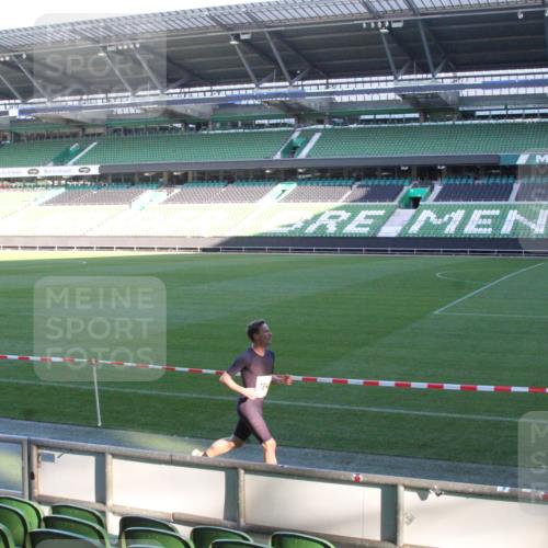 06.10.2024 - 19. swb-Marathon Bremen Yannick Fuchs http://msf.ph/oto/7349073 06.10.2024 10:21:48 Laufen im Stadion 7019, 7230, 7376, 7646, 7839, 7963, 8093, 8292, 8397, 8583, 8602, 8631, 8657, 8792, 8797, 8825, 8937, 8948 meine-sportfotos.de