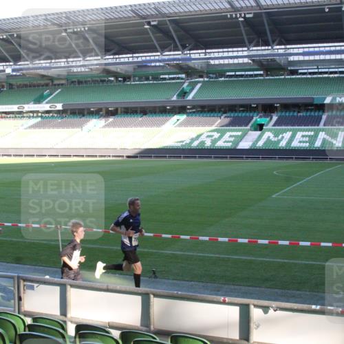 06.10.2024 - 19. swb-Marathon Bremen Yannick Fuchs http://msf.ph/oto/7349082 06.10.2024 10:21:49 Laufen im Stadion 7019, 7230, 7376, 7646, 7839, 7963, 8093, 8292, 8397, 8583, 8602, 8631, 8657, 8792, 8797, 8825, 8937, 8948 meine-sportfotos.de