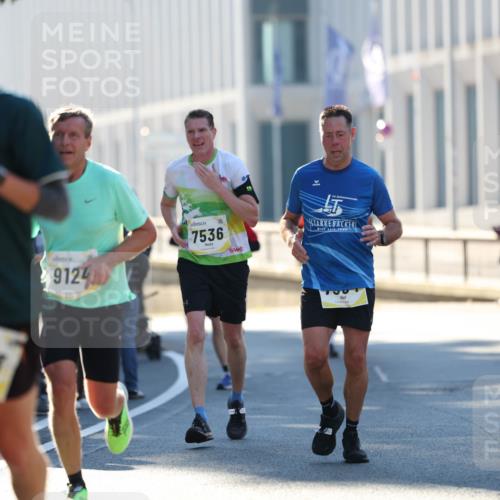 06.10.2024 - 19. swb-Marathon Bremen Michael Strokosch http://msf.ph/oto/7349084 06.10.2024 10:38:32 Laufen 8813, 9124, 7536, 1868 meine-sportfotos.de