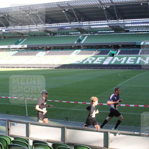 06.10.2024 - 19. swb-Marathon Bremen Yannick Fuchs http://msf.ph/oto/7349088 06.10.2024 10:21:49 Laufen im Stadion 7019, 7230, 7376, 7646, 7839, 7963, 8093, 8292, 8397, 8583, 8602, 8631, 8657, 8792, 8797, 8825, 8937, 8948 meine-sportfotos.de
