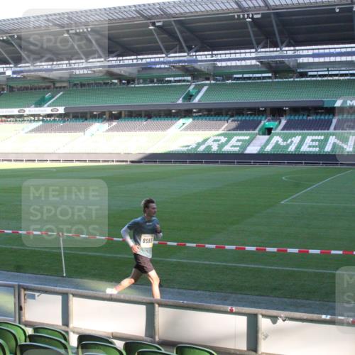 06.10.2024 - 19. swb-Marathon Bremen Yannick Fuchs http://msf.ph/oto/7349093 06.10.2024 10:21:53 Laufen im Stadion 7019, 7230, 7376, 7646, 7839, 7963, 8093, 8292, 8397, 8583, 8602, 8631, 8792, 8797, 8937 meine-sportfotos.de