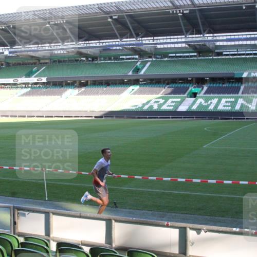 06.10.2024 - 19. swb-Marathon Bremen Yannick Fuchs http://msf.ph/oto/7349097 06.10.2024 10:22:08 Laufen im Stadion 7019, 7376, 7646, 7655, 7839, 7963, 8198, 8292, 8511, 8583, 8602, 8631, 8755, 8781, 8792, 8797, 8956 meine-sportfotos.de