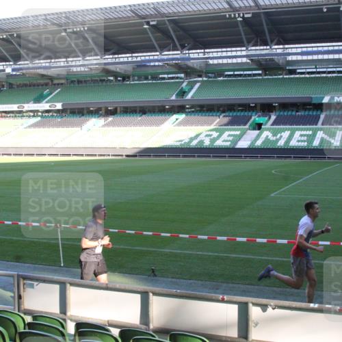 06.10.2024 - 19. swb-Marathon Bremen Yannick Fuchs http://msf.ph/oto/7349101 06.10.2024 10:22:08 Laufen im Stadion 7019, 7376, 7646, 7655, 7839, 7963, 8198, 8292, 8511, 8583, 8602, 8631, 8755, 8781, 8792, 8797, 8956 meine-sportfotos.de