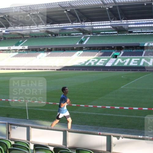 06.10.2024 - 19. swb-Marathon Bremen Yannick Fuchs http://msf.ph/oto/7349105 06.10.2024 10:22:10 Laufen im Stadion 7019, 7376, 7646, 7655, 7839, 7963, 8198, 8292, 8511, 8583, 8602, 8631, 8755, 8781, 8792, 8797, 8956 meine-sportfotos.de
