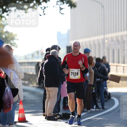 06.10.2024 - 19. swb-Marathon Bremen Michael Strokosch http://msf.ph/oto/7349110 06.10.2024 10:38:35 Laufen 820, 7128 meine-sportfotos.de