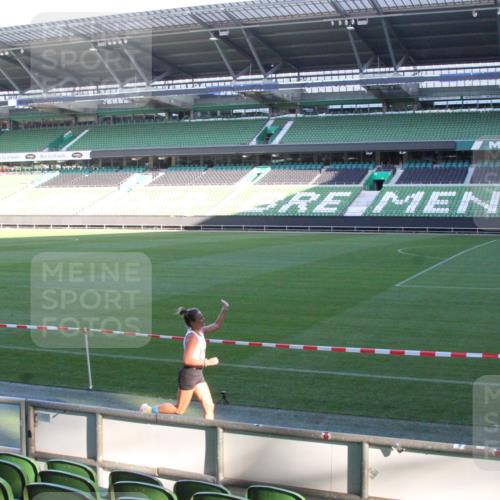 06.10.2024 - 19. swb-Marathon Bremen Yannick Fuchs http://msf.ph/oto/7349111 06.10.2024 10:22:11 Laufen im Stadion 7019, 7376, 7646, 7655, 7839, 7963, 8198, 8292, 8511, 8583, 8602, 8631, 8755, 8781, 8792, 8797, 8956 meine-sportfotos.de