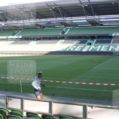 06.10.2024 - 19. swb-Marathon Bremen Yannick Fuchs http://msf.ph/oto/7349120 06.10.2024 10:22:19 Laufen im Stadion 7019, 7157, 7376, 7646, 7655, 7839, 7963, 8198, 8275, 8292, 8511, 8583, 8631, 8755, 8781, 8792, 8797, 8956, 9122 meine-sportfotos.de