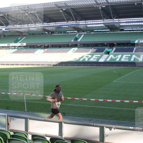 06.10.2024 - 19. swb-Marathon Bremen Yannick Fuchs http://msf.ph/oto/7349146 06.10.2024 10:22:31 Laufen im Stadion 7105, 7157, 7376, 7646, 7655, 7963, 7993, 8198, 8275, 8292, 8466, 8511, 8583, 8755, 8781, 8956, 9122 meine-sportfotos.de