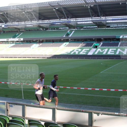 06.10.2024 - 19. swb-Marathon Bremen Yannick Fuchs http://msf.ph/oto/7349164 06.10.2024 10:22:43 Laufen im Stadion 7105, 7157, 7649, 7655, 7993, 8198, 8275, 8466, 8511, 8755, 8781, 8956, 9033, 9087, 9122 meine-sportfotos.de