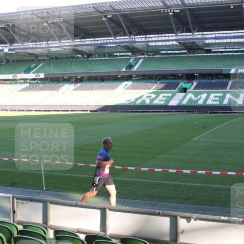 06.10.2024 - 19. swb-Marathon Bremen Yannick Fuchs http://msf.ph/oto/7349177 06.10.2024 10:22:47 Laufen im Stadion 7105, 7157, 7649, 7655, 7993, 8198, 8275, 8341, 8466, 8511, 8755, 8781, 8956, 9033, 9036, 9087, 9122 meine-sportfotos.de