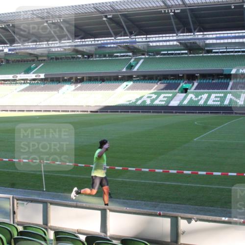 06.10.2024 - 19. swb-Marathon Bremen Yannick Fuchs http://msf.ph/oto/7349183 06.10.2024 10:22:52 Laufen im Stadion 7105, 7157, 7649, 7655, 7993, 8198, 8275, 8341, 8466, 8511, 8755, 8781, 8956, 9033, 9036, 9087, 9122 meine-sportfotos.de