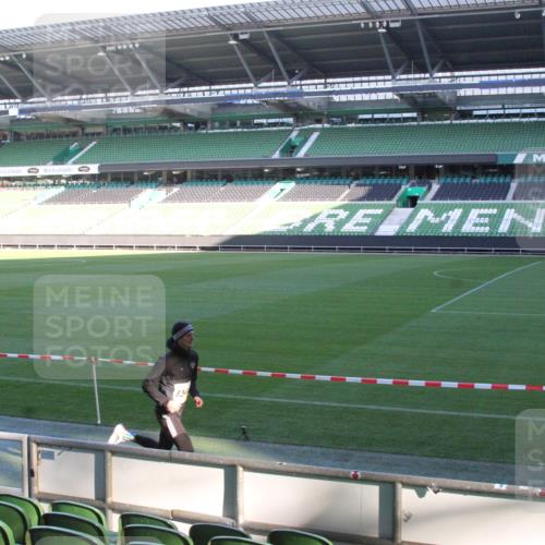06.10.2024 - 19. swb-Marathon Bremen Yannick Fuchs http://msf.ph/oto/7349187 06.10.2024 10:22:56 Laufen im Stadion 7105, 7157, 7649, 7655, 7993, 8198, 8275, 8341, 8466, 8511, 8755, 8781, 8956, 9033, 9036, 9087, 9122 meine-sportfotos.de