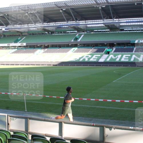 06.10.2024 - 19. swb-Marathon Bremen Yannick Fuchs http://msf.ph/oto/7349196 06.10.2024 10:23:17 Laufen im Stadion 7033, 7105, 7605, 7649, 7993, 8120, 8275, 8341, 8447, 8466, 8627, 8784, 9033, 9036, 9056, 9087, 9122 meine-sportfotos.de