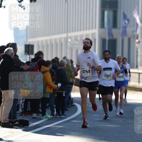 06.10.2024 - 19. swb-Marathon Bremen Michael Strokosch http://msf.ph/oto/7349215 06.10.2024 10:38:50 Laufen 8749, 9, 7197, 7259, 8481 meine-sportfotos.de