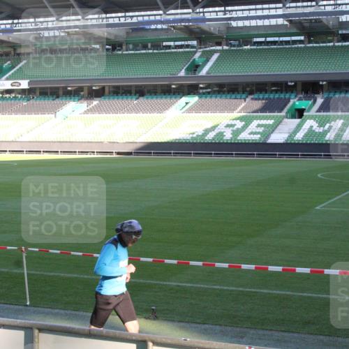 06.10.2024 - 19. swb-Marathon Bremen Yannick Fuchs http://msf.ph/oto/7349280 06.10.2024 10:23:48 Laufen im Stadion 7033, 7523, 7605, 7743, 7964, 8000, 8120, 8180, 8220, 8331, 8390, 8444, 8447, 8544, 8571, 8627, 8642, 8726, 8784, 8992, 9026, 9052, 9056 meine-sportfotos.de