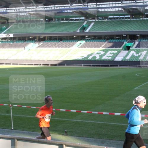 06.10.2024 - 19. swb-Marathon Bremen Yannick Fuchs http://msf.ph/oto/7349284 06.10.2024 10:23:49 Laufen im Stadion 7033, 7523, 7605, 7743, 7964, 8000, 8060, 8095, 8120, 8180, 8220, 8331, 8390, 8444, 8447, 8544, 8571, 8627, 8642, 8726, 8784, 8992, 9026, 9052, 9056 meine-sportfotos.de