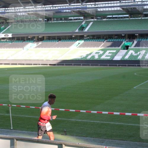 06.10.2024 - 19. swb-Marathon Bremen Yannick Fuchs http://msf.ph/oto/7349294 06.10.2024 10:23:53 Laufen im Stadion 7033, 7523, 7579, 7605, 7743, 7964, 8000, 8060, 8095, 8120, 8180, 8220, 8331, 8390, 8444, 8447, 8544, 8571, 8627, 8642, 8726, 8784, 8992, 9026, 9052, 9056 meine-sportfotos.de