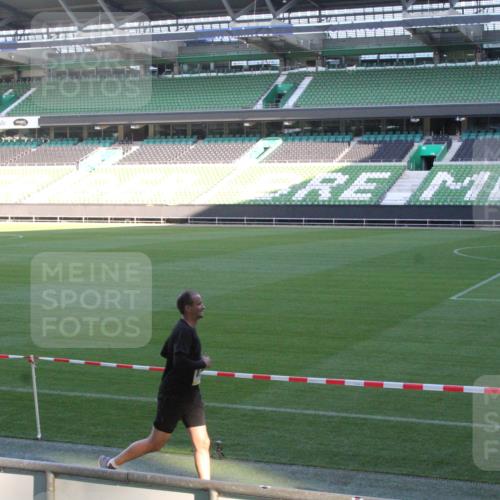 06.10.2024 - 19. swb-Marathon Bremen Yannick Fuchs http://msf.ph/oto/7349299 06.10.2024 10:23:54 Laufen im Stadion 7033, 7523, 7579, 7605, 7743, 7964, 8000, 8060, 8095, 8120, 8180, 8220, 8331, 8390, 8444, 8447, 8544, 8571, 8627, 8642, 8726, 8784, 8974, 8992, 9026, 9052, 9056 meine-sportfotos.de
