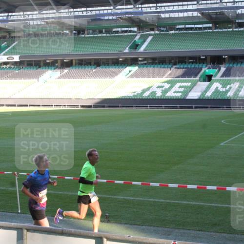 06.10.2024 - 19. swb-Marathon Bremen Yannick Fuchs http://msf.ph/oto/7349308 06.10.2024 10:23:56 Laufen im Stadion 7033, 7128, 7523, 7579, 7605, 7743, 7964, 8000, 8060, 8095, 8120, 8180, 8220, 8331, 8383, 8390, 8444, 8446, 8447, 8544, 8571, 8627, 8642, 8726, 8784, 8974, 8992, 9026, 9052, 9056 meine-sportfotos.de