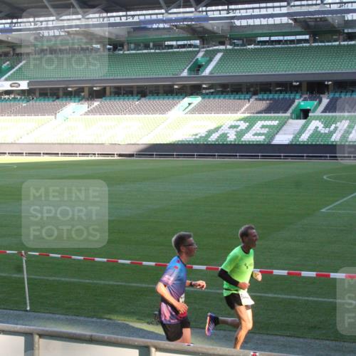 06.10.2024 - 19. swb-Marathon Bremen Yannick Fuchs http://msf.ph/oto/7349313 06.10.2024 10:23:56 Laufen im Stadion 7033, 7128, 7523, 7579, 7605, 7743, 7964, 8000, 8060, 8095, 8120, 8180, 8220, 8331, 8383, 8390, 8444, 8446, 8447, 8544, 8571, 8627, 8642, 8726, 8784, 8974, 8992, 9026, 9052, 9056 meine-sportfotos.de