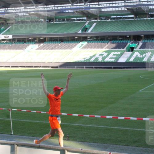 06.10.2024 - 19. swb-Marathon Bremen Yannick Fuchs http://msf.ph/oto/7349319 06.10.2024 10:23:59 Laufen im Stadion 7033, 7128, 7523, 7579, 7605, 7738, 7743, 7964, 8000, 8060, 8095, 8120, 8180, 8220, 8331, 8383, 8390, 8444, 8446, 8447, 8544, 8571, 8627, 8642, 8656, 8726, 8784, 8974, 8992, 9026, 9052, 9056 meine-sportfotos.de