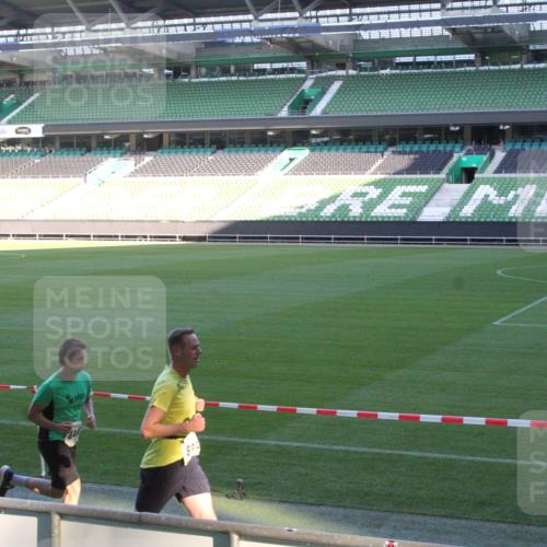 06.10.2024 - 19. swb-Marathon Bremen Yannick Fuchs http://msf.ph/oto/7349357 06.10.2024 10:24:08 Laufen im Stadion 7033, 7128, 7196, 7283, 7523, 7579, 7584, 7605, 7738, 7743, 7964, 8000, 8060, 8095, 8120, 8180, 8220, 8331, 8383, 8390, 8441, 8444, 8446, 8447, 8544, 8571, 8642, 8656, 8726, 8974, 8992, 9026, 9052, 9056, 9082 meine-sportfotos.de