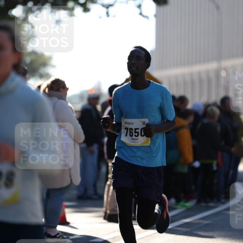 06.10.2024 - 19. swb-Marathon Bremen Michael Strokosch http://msf.ph/oto/7349397 06.10.2024 10:39:16 Laufen 8228, 7650 meine-sportfotos.de