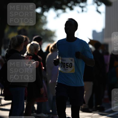 06.10.2024 - 19. swb-Marathon Bremen Michael Strokosch http://msf.ph/oto/7349404 06.10.2024 10:39:16 Laufen 7650 meine-sportfotos.de